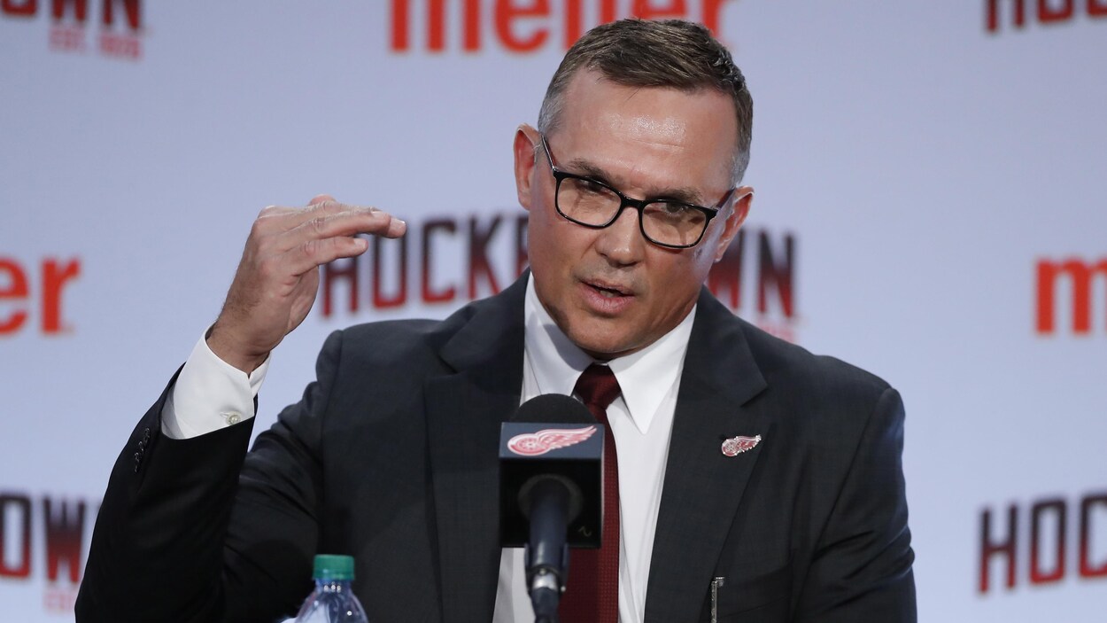 Steve Yzerman en conférence de presse à Détroit
