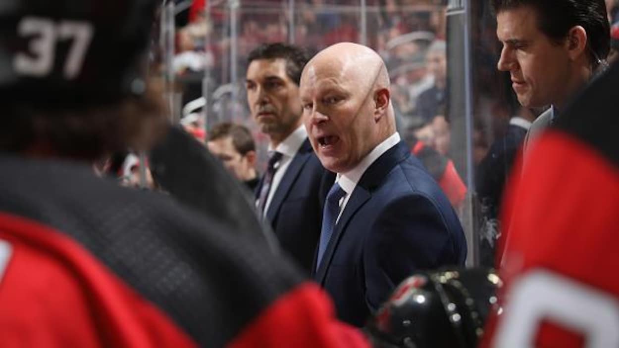 Alain Nasreddine (arrière plan) succède à John Hynes à la barre des Devils