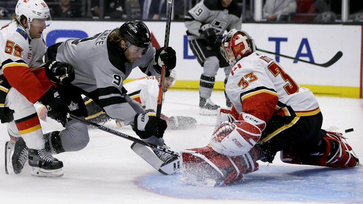 Son tir est repoussé par le gardien David Rittich des Flames de Calgary.