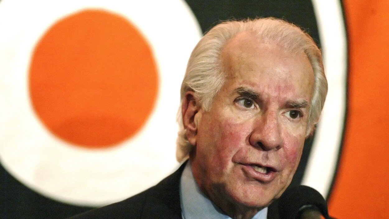 Le fondateur des Flyers de Philadelphie Ed Snider aura une statue de bronze de neuf pieds de hauteur à son effigie devant le Wells Fargo Center. Le fondateur des Flyers de Philadelphie Ed Snider aura une statue de bronze de neuf pieds de hauteur à son effigie devant le Wells Fargo Center.