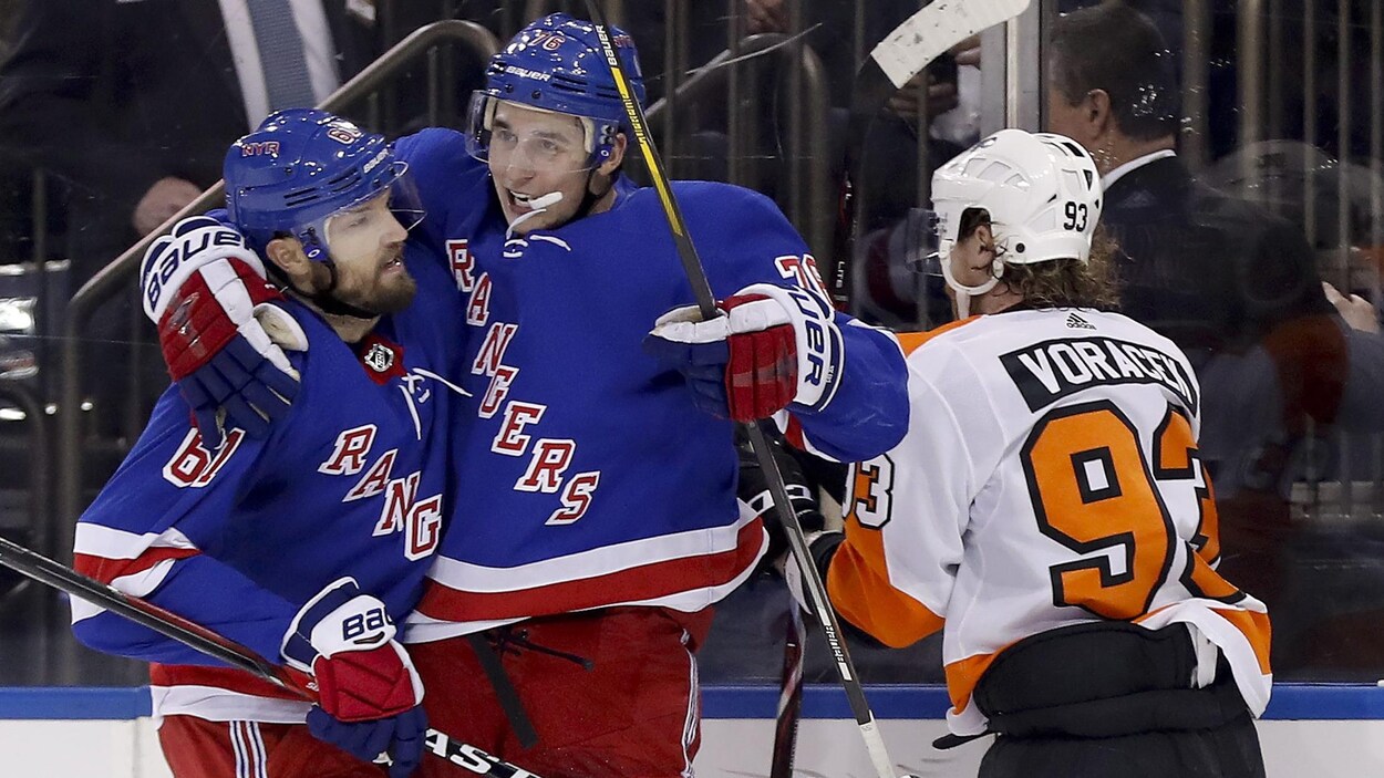 Rick Nash (à gauche) et Brady Skjei (au centre) célèbrent le second but de Nash pour les Rangers de New York contre les Flyers de Philadelphie. Rick Nash (à gauche) et Brady Skjei (au centre) célèbrent le second but de Nash pour les Rangers de New York contre les Flyers de Philadelphie.