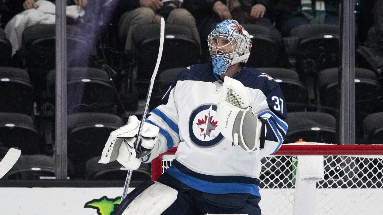 Connor Hellebuyck célèbre la victoire des Jets de Winnipeg contre les Ducks d'Anaheim.