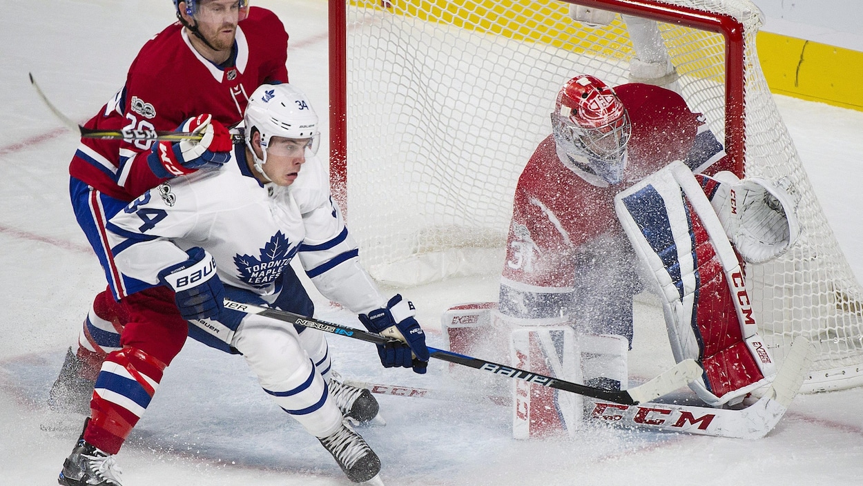 Auston Matthews, des Maple Leafs de Toronto, devant le filet du Canadien Auston Matthews, des Maple Leafs de Toronto, devant le filet du Canadien