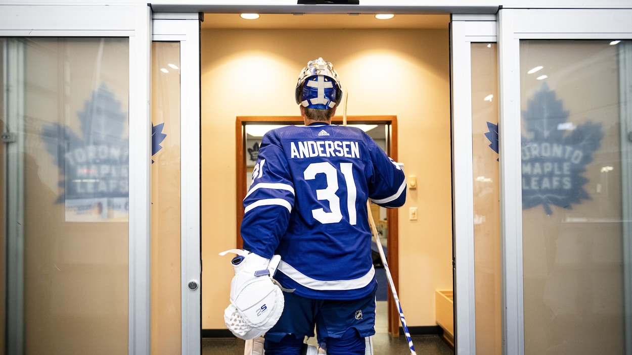 Le gardien Frederik Andersen entre dans le vestiaire.