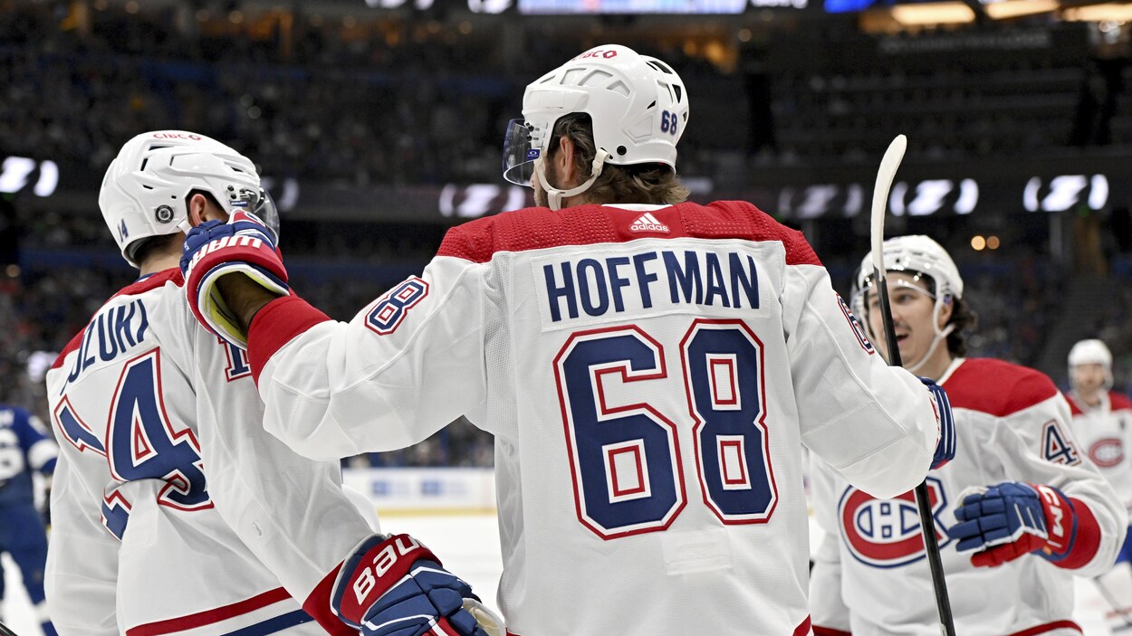 Les joueurs se réunissent autour de Mike Hoffman (#68) afin de célébrer son but.