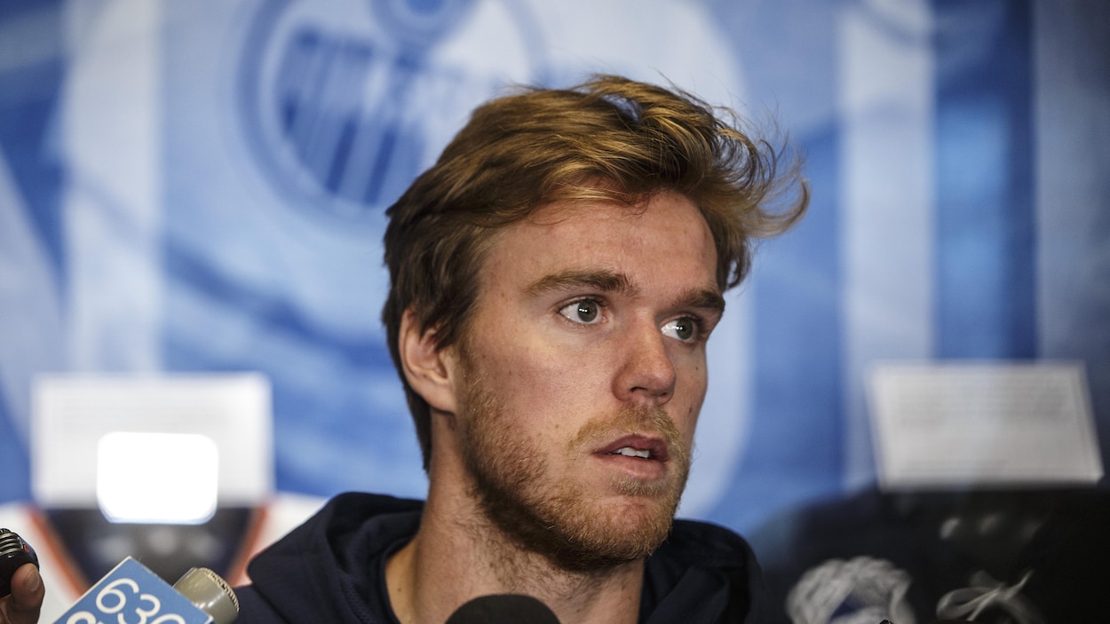Connor McDavid répondant aux questions des journalistes.