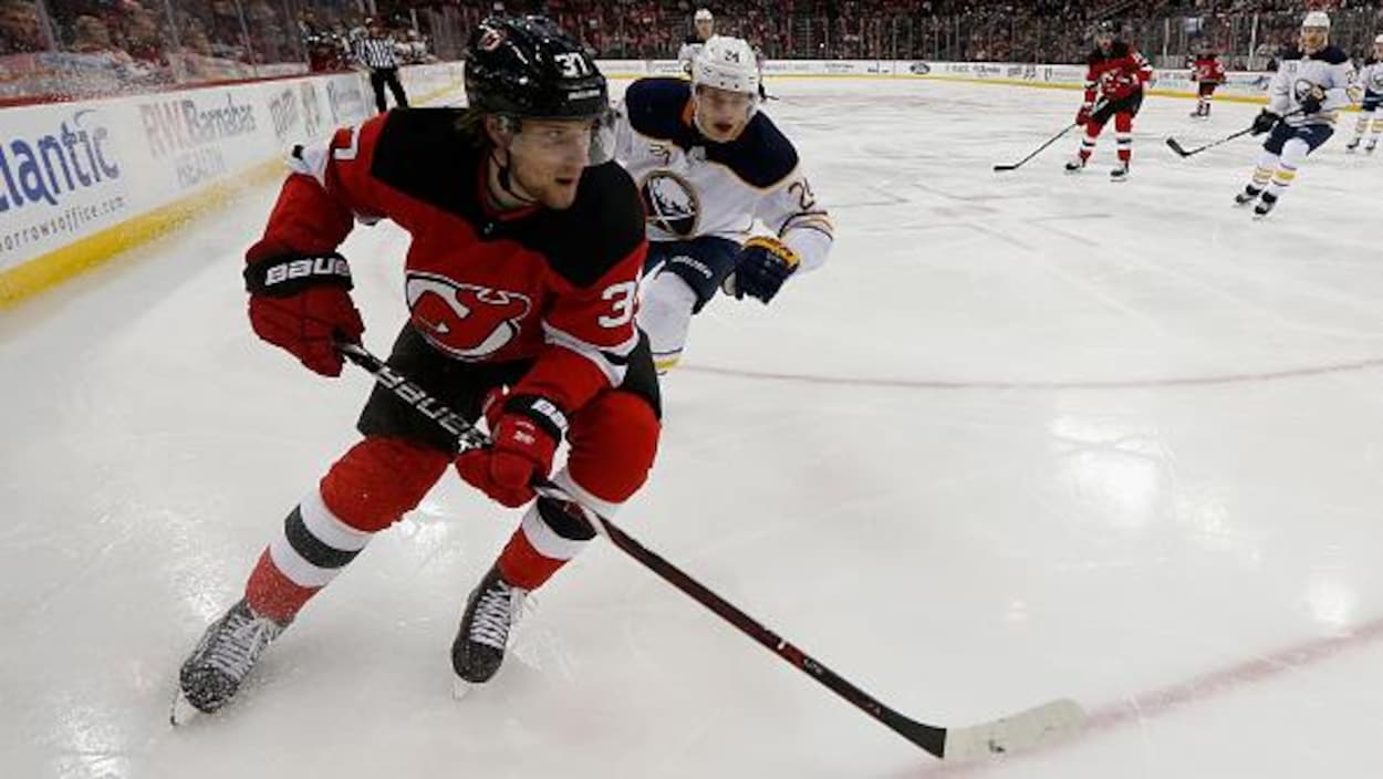 Pavel Zacha contrôle la rondelle dans un match face aux Sabres de Bullafo.