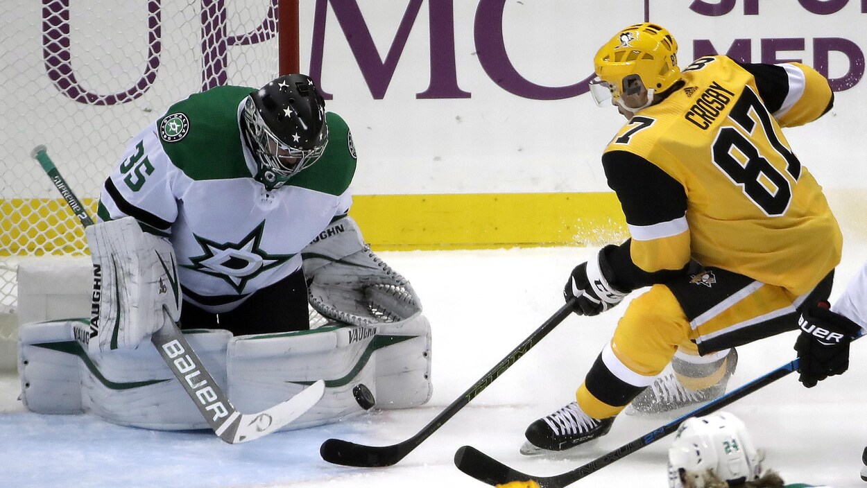 Le capitaine des Penguins de Pittsburgh récupère le retour de son propre tir pour marquer contre le gardien des Stars de Dallas Anton Khudobin.