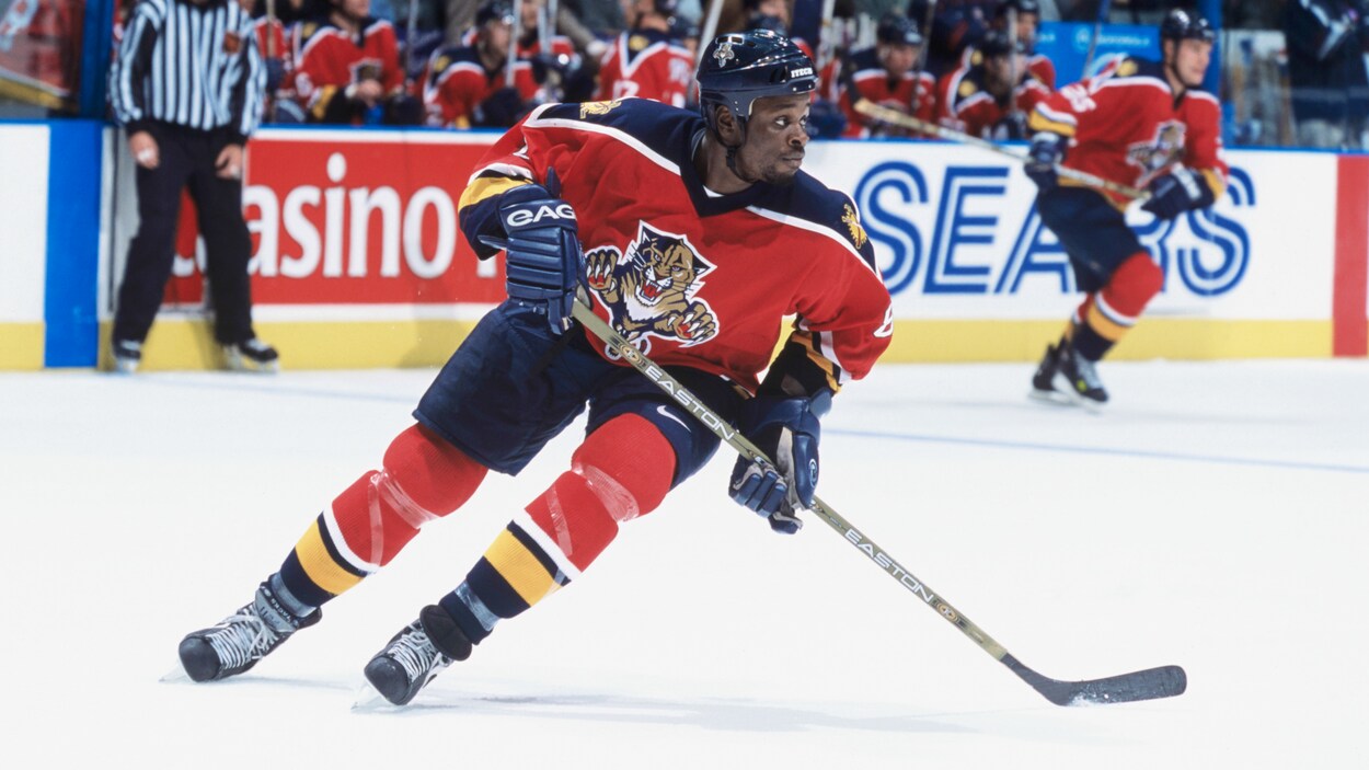 Peter Worrell, dans l'uniforme des Panthers de la Floride, patine pendant un match. Peter Worrell, dans l'uniforme des Panthers de la Floride, patine pendant un match.