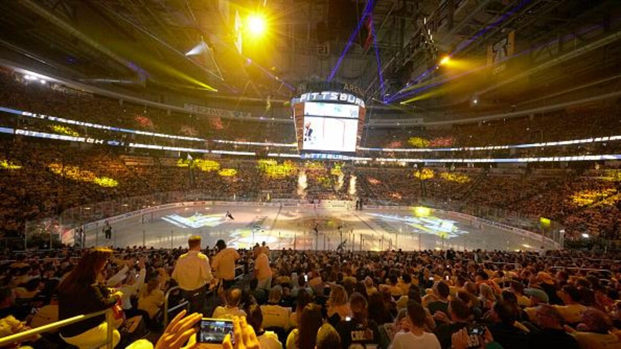 Une foule dans un amphithéâtre de hockey