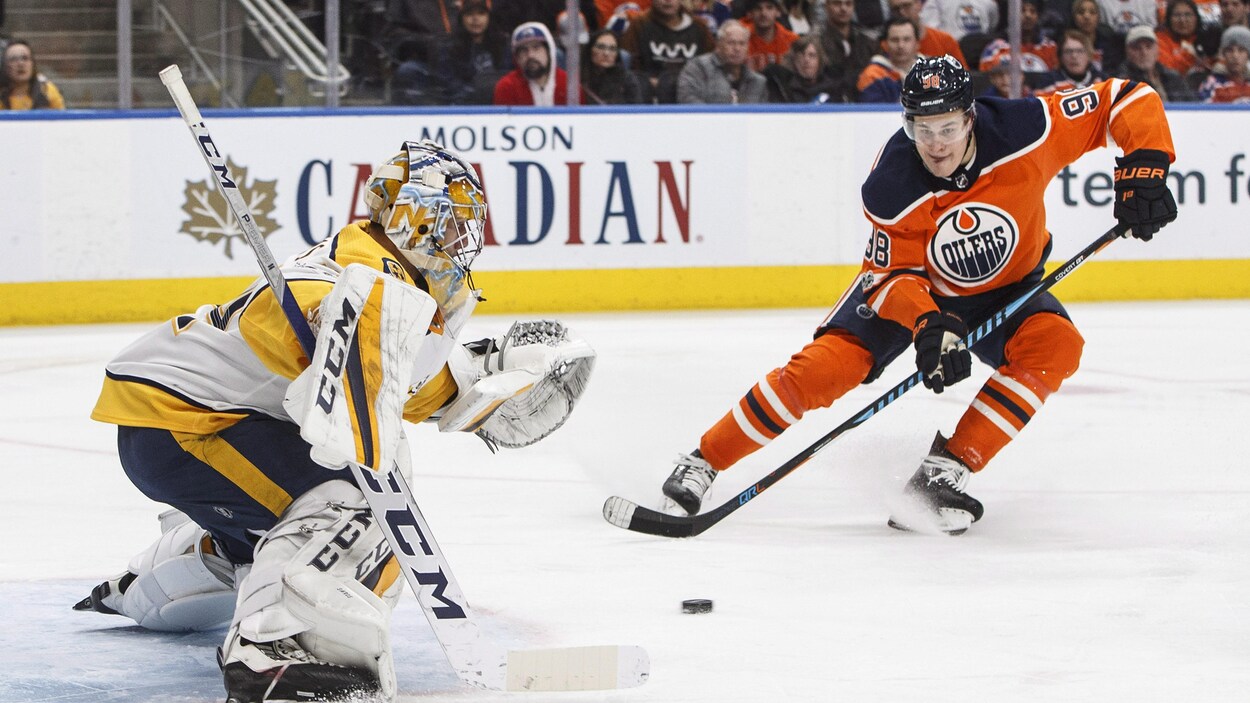 Juuse Saros réalise un arrêt devant Jesse Puljujarvi. Juuse Saros réalise un arrêt devant Jesse Puljujarvi.