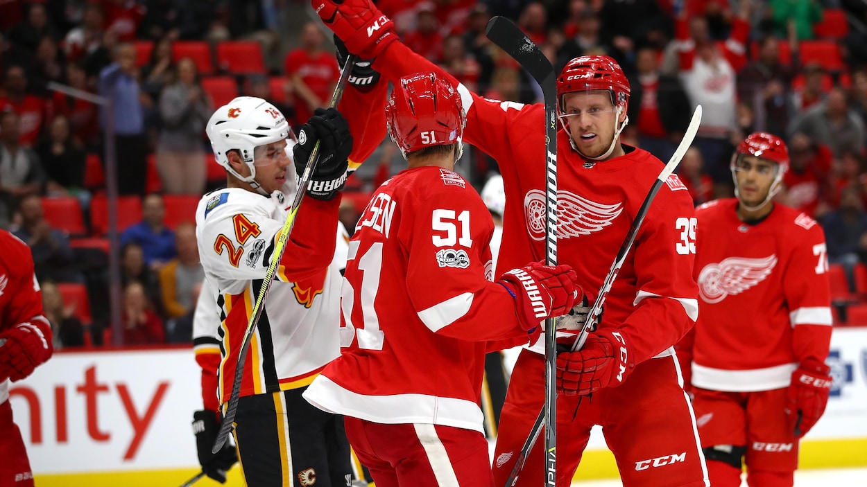 Anthony Mantha, des Red Wings de Détroit (à droite), célèbre un but avec Frans Nielsen. Anthony Mantha, des Red Wings de Détroit (à droite), célèbre un but avec Frans Nielsen.
