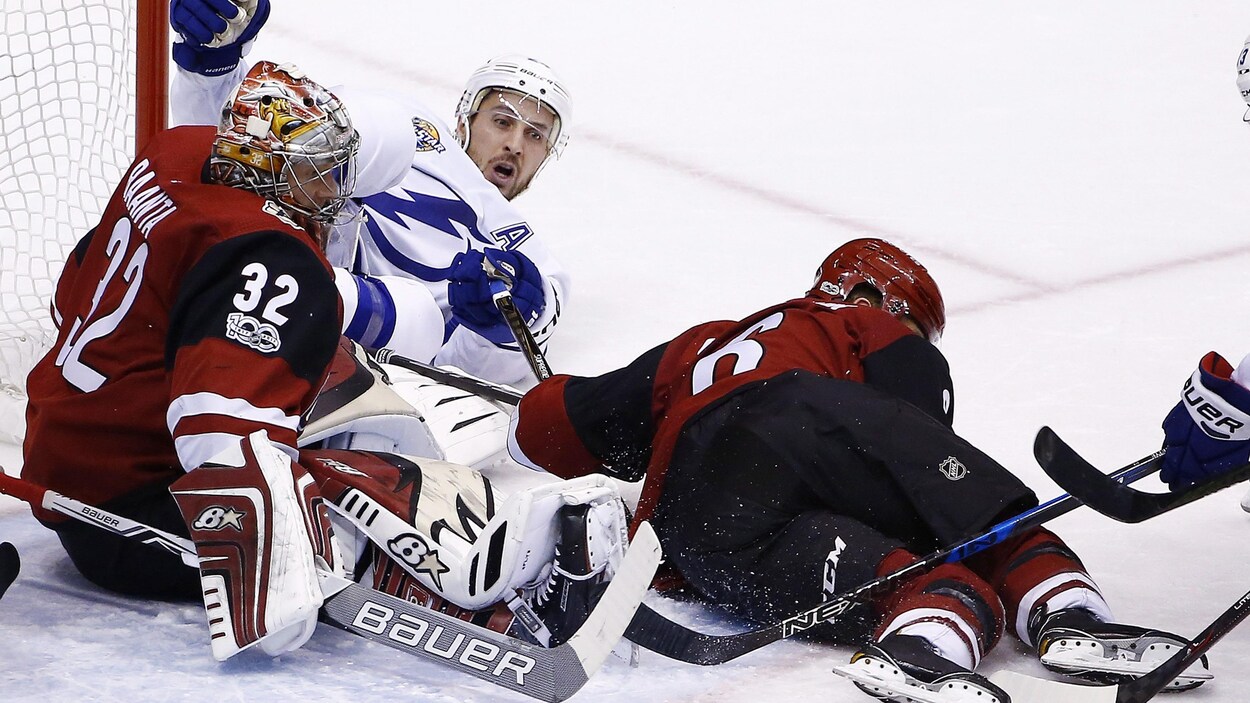 L'attaquant du Lightning de Tampa Bay Ryan Callahan s'est blessé au haut du corps et il sera absent pour une durée indéterminée. L'attaquant du Lightning de Tampa Bay Ryan Callahan s'est blessé au haut du corps et il sera absent pour une durée indéterminée.