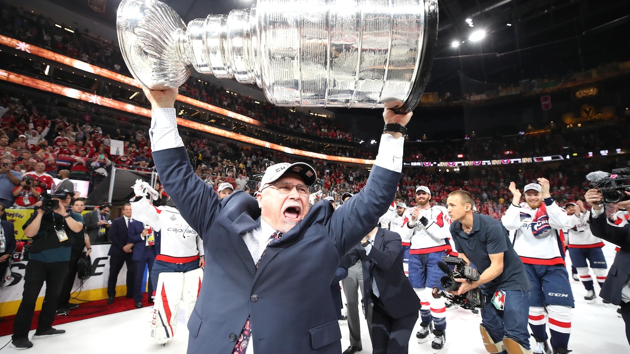 Il soulève la coupe Stanley après la victoire des siens contre les Golden Knights. Il soulève la coupe Stanley après la victoire des siens contre les Golden Knights.