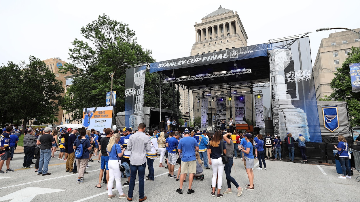 Des partisans des Blues de Saint Louis attendent le début d'un match.