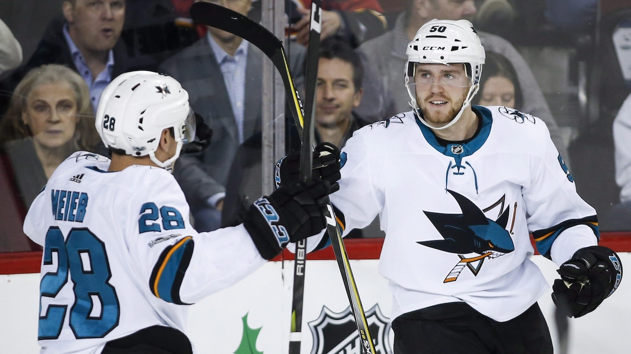 Chris Tierney (à droite), des Sharks de San José, célèbre son but contre les Flames de Calgary avec Timo Meier. Chris Tierney (à droite), des Sharks de San José, célèbre son but contre les Flames de Calgary avec Timo Meier.
