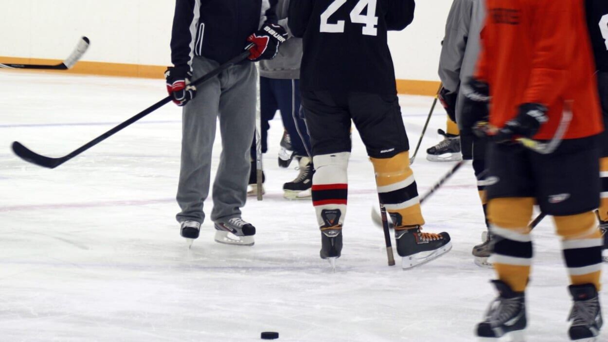 De jeunes joueurs de hockey sur la glace.