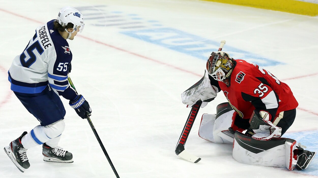 Mark Scheifele devant le gardien des Sénateurs Marcus Hogberg.