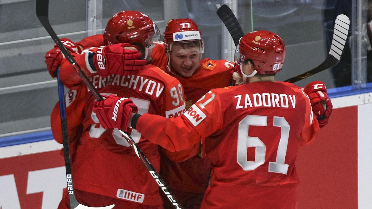 Le Russe Kirill Kaprizov (au centre) célèbre son but contre les États-Unis avec ses coéquipiers.