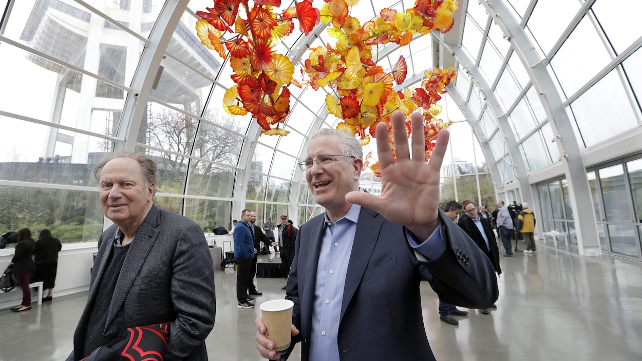 David Bonderman (à gauche) et Tod Leiweke quittent la conférence de presse qui annonçait l'arrivée de ce dernier à titre de président-directeur général de la future équipe de la LNH à Seattle. David Bonderman (à gauche) et Tod Leiweke quittent la conférence de presse qui annonçait l'arrivée de ce dernier à titre de président-directeur général de la future équipe de la LNH à Seattle.