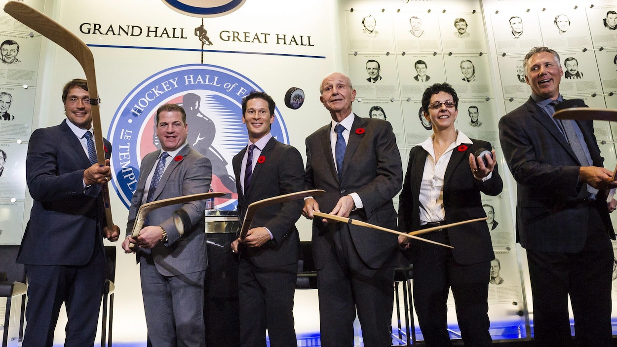Danielle Goyette, Dave Andreychuk, Mark Recchi, Teemu Selanne, Paul Kariya, Jeremy Jacobs et Clare Drake ont été intronisés au Panthéon du hockey. Danielle Goyette, Dave Andreychuk, Mark Recchi, Teemu Selanne, Paul Kariya, Jeremy Jacobs et Clare Drake ont été intronisés au Panthéon du hockey.