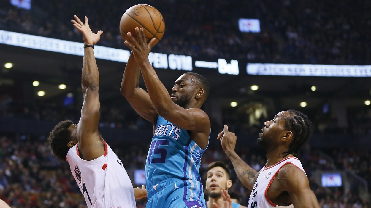 Le joueur des Hornets Kemba Walker tente une percée au panier contre les Raptors.