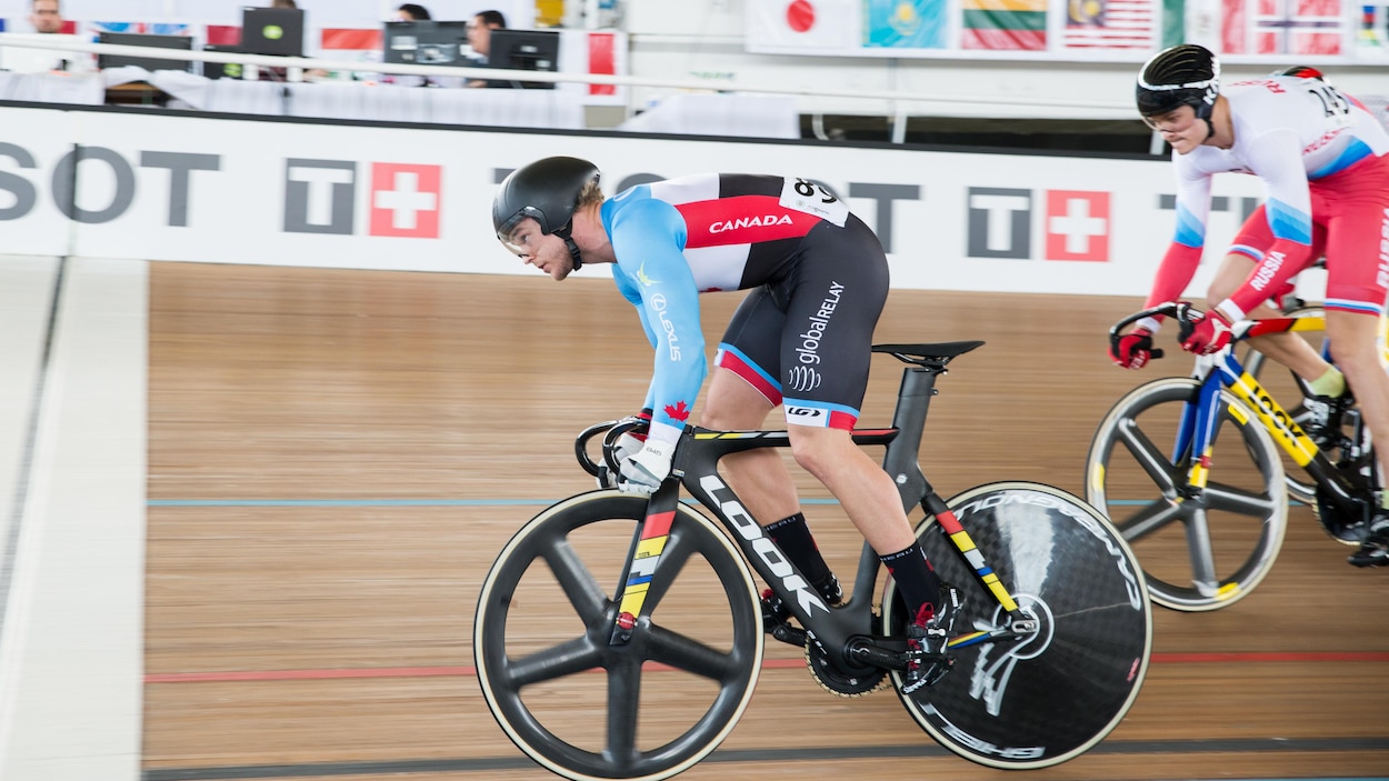 Hugo Barrette mène le peloton avant le dernier tour du repêchage du keirin de la Coupe du monde de Cali, en Colombie