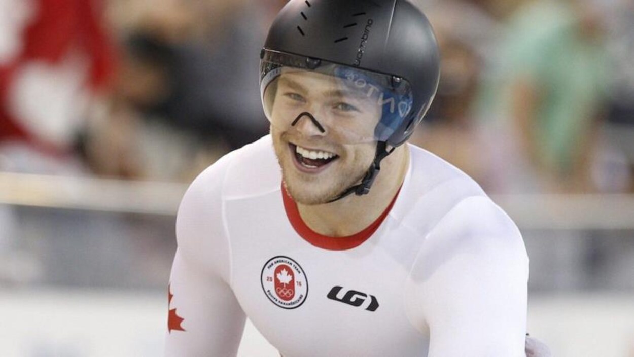 Il est tout sourire au terme du keirin à la Coupe du monde de Hong Kong.