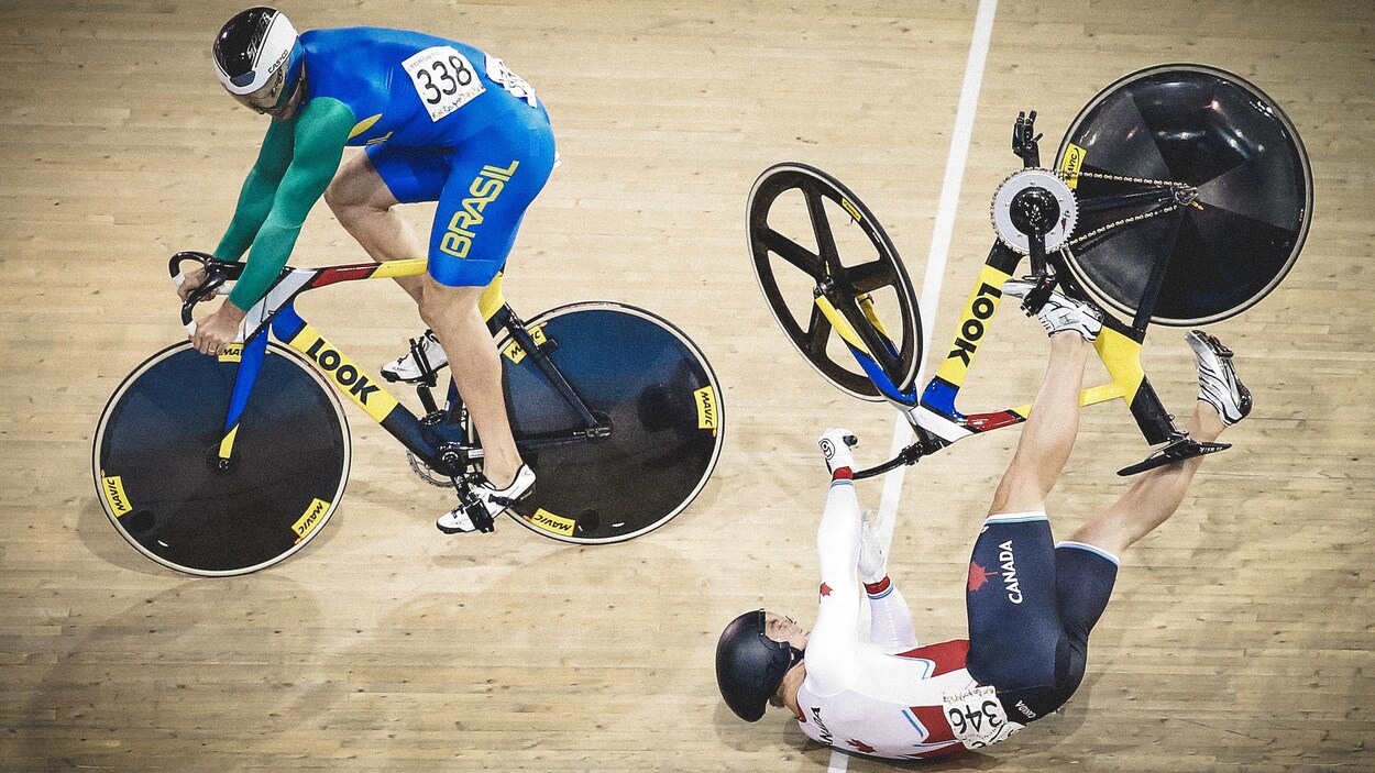 Hugo Barrette chute sur la piste du vélodrome pendant une course. Hugo Barrette chute sur la piste du vélodrome pendant une course.