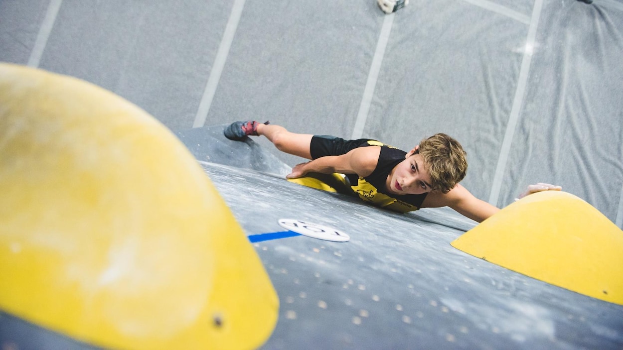 Hugo Dorval sur un mur