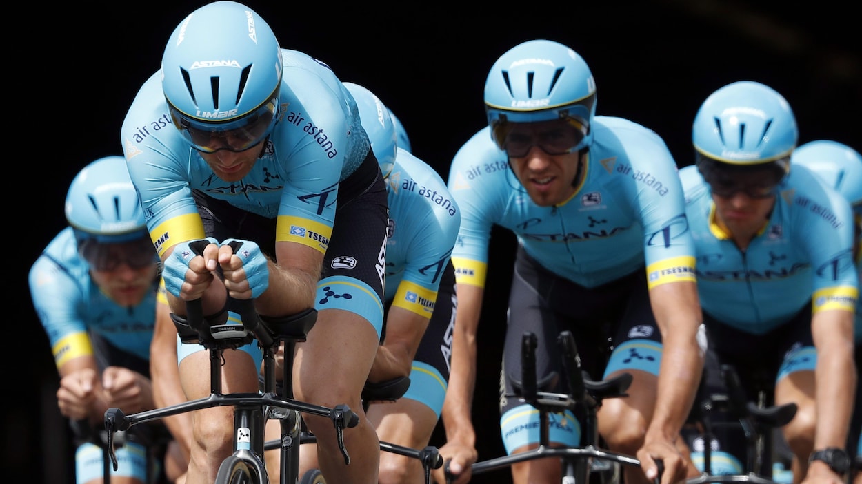 Ils sont en formation sur leur vélo.