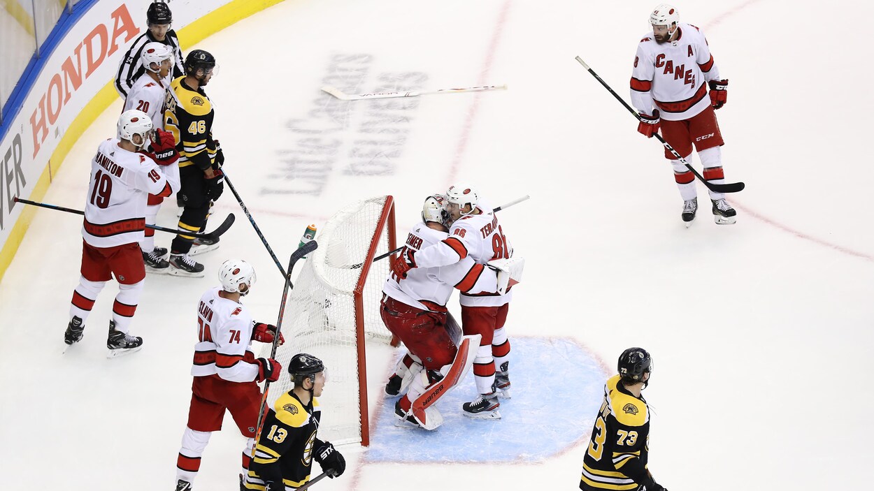 Des joueurs sont sur la glace.