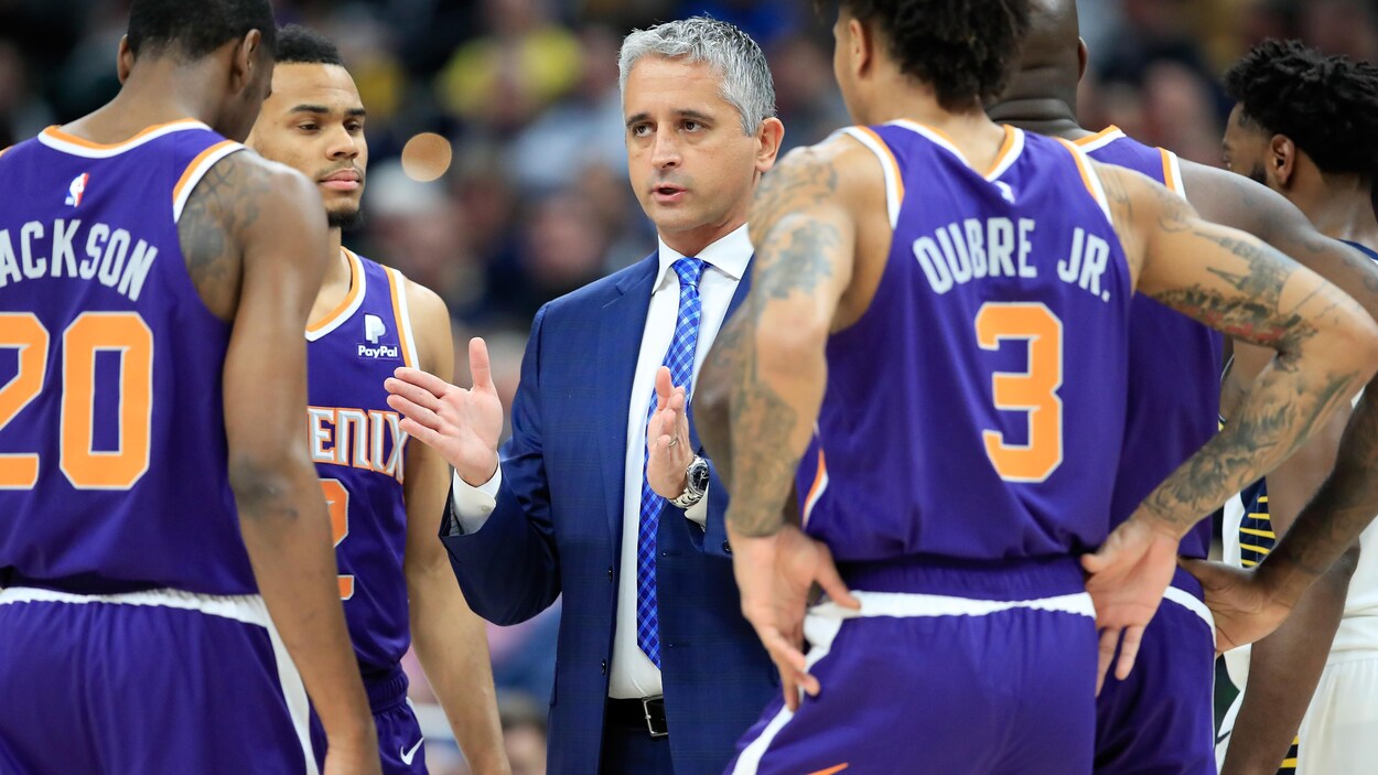 Igor Kokoskov parle aux joueurs des Suns de Phoenix.