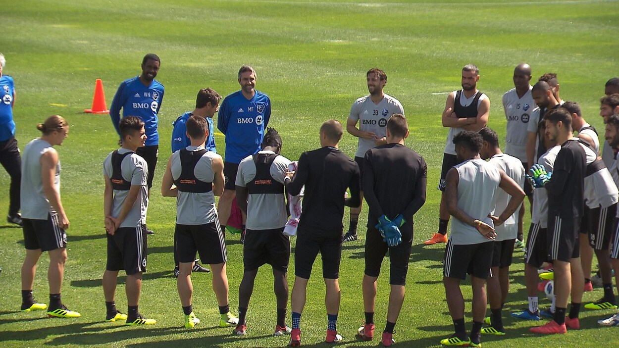 Les joueurs de l'Impact de Montréal entoure le sélectionneur Rémi Garde qui leur explique le déroulement de l'entraînement. Les joueurs de l'Impact de Montréal entoure le sélectionneur Rémi Garde qui leur explique le déroulement de l'entraînement.