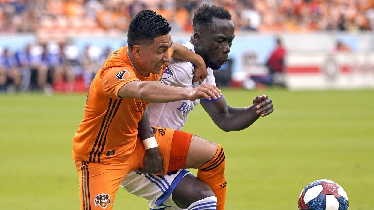 Les deux joueurs tentent de prendre possession du ballon.