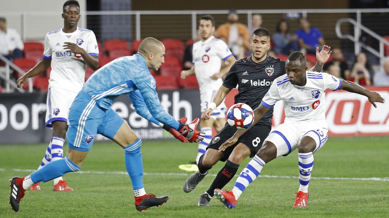 Le gardien de l'Impact tente de mettre la main sur le ballon.