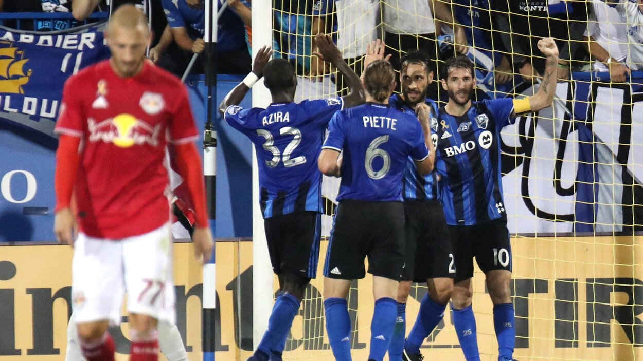Les joueurs de l'Impact se félicitent après un but face aux Red Bulls. Les joueurs de l'Impact se félicitent après un but face aux Red Bulls.