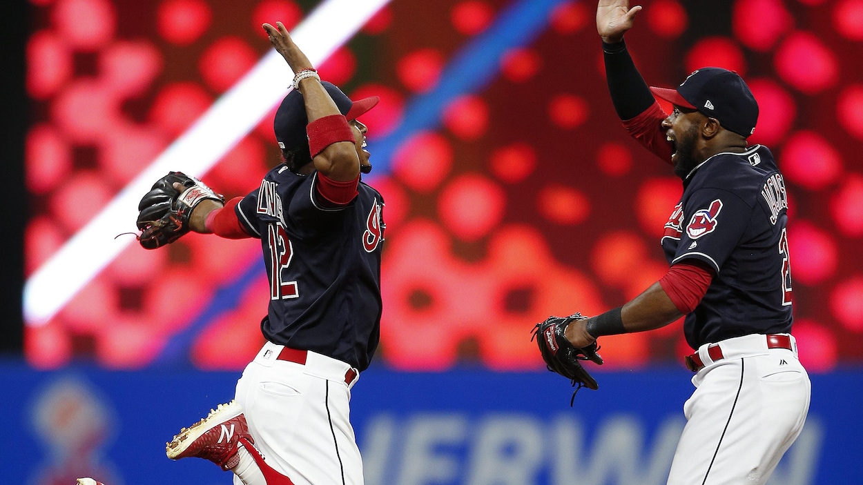 Francisco Lindor et Austin Jackson des Indians de Cleveland Francisco Lindor et Austin Jackson des Indians de Cleveland