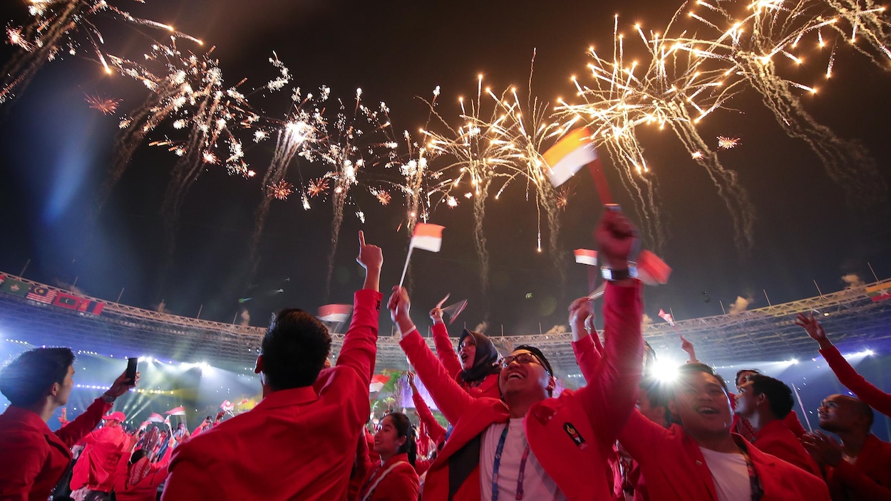 Des feux d'artifice illuminent le stade de Jakarta.