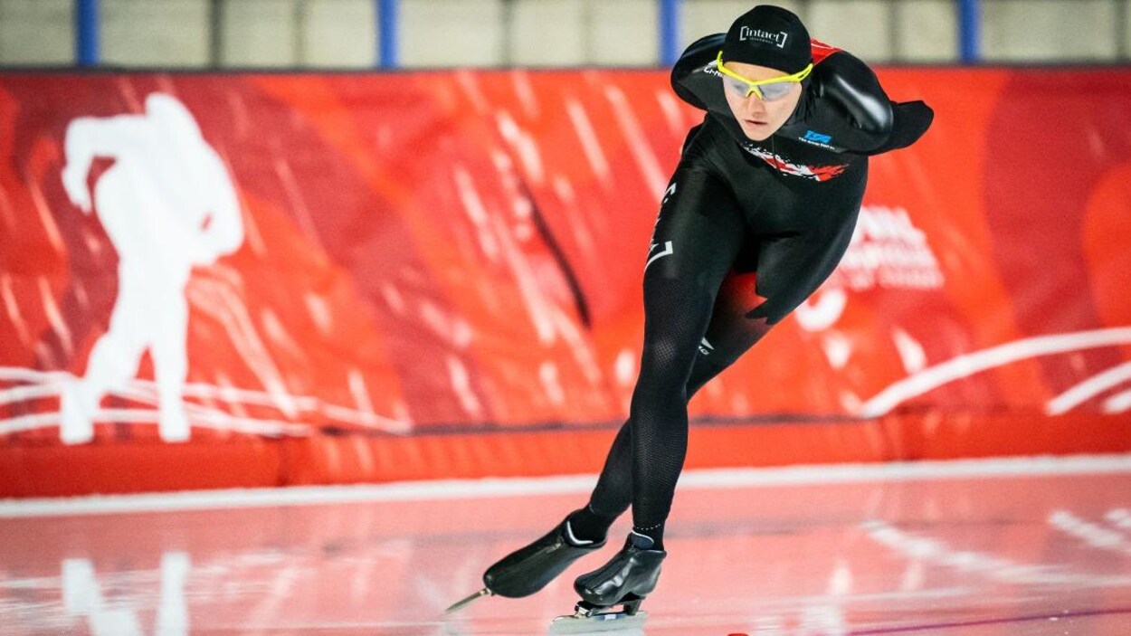 Elle effectue un virage sur la glace.