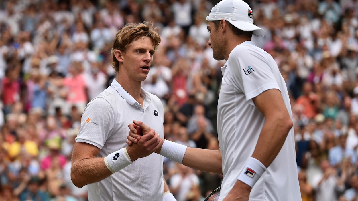 Kevin Anderson (à gauche) serre la main de John Isner (à droite).