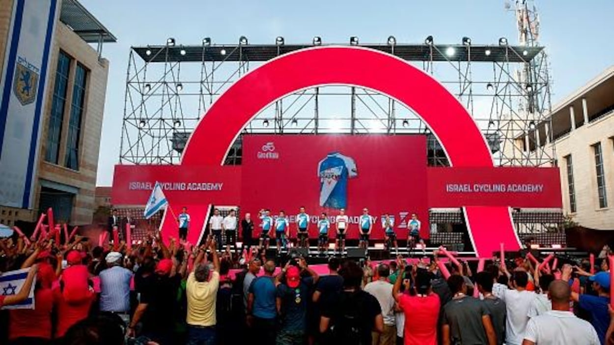 L'équipe cycliste Israel Cycling Academy lors de la présentation officielle du Tour d'Italie, à Jérusalem L'équipe cycliste Israel Cycling Academy lors de la présentation officielle du Tour d'Italie, à Jérusalem