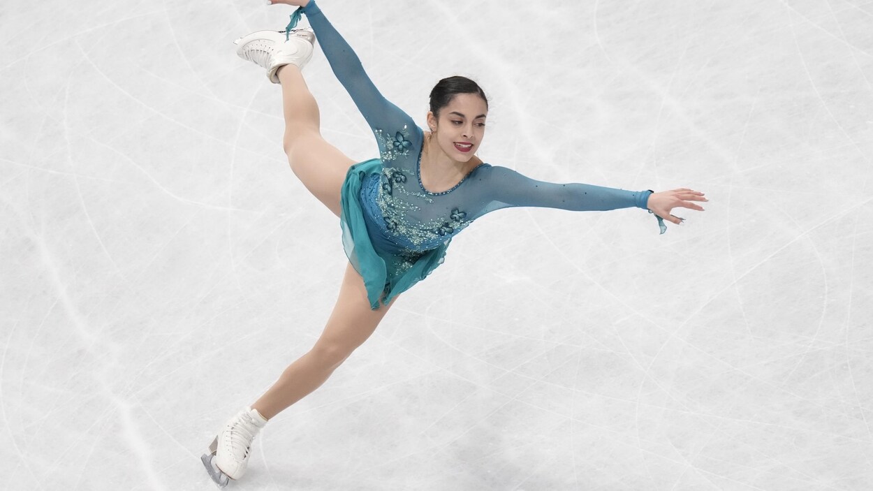 Madeline Schizas réalise une figure sur la glace.