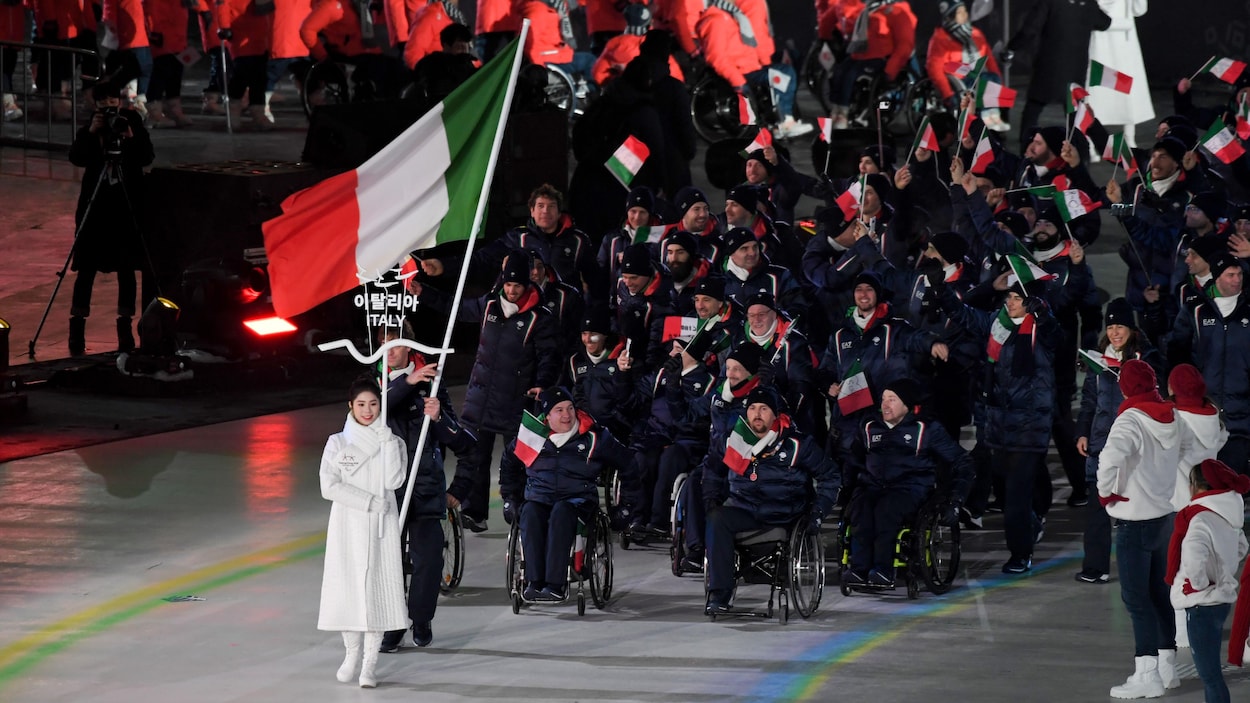 La délégation italienne pendant la cérémonie d'ouverture des Jeux de Pyeongchang. La délégation italienne pendant la cérémonie d'ouverture des Jeux de Pyeongchang.