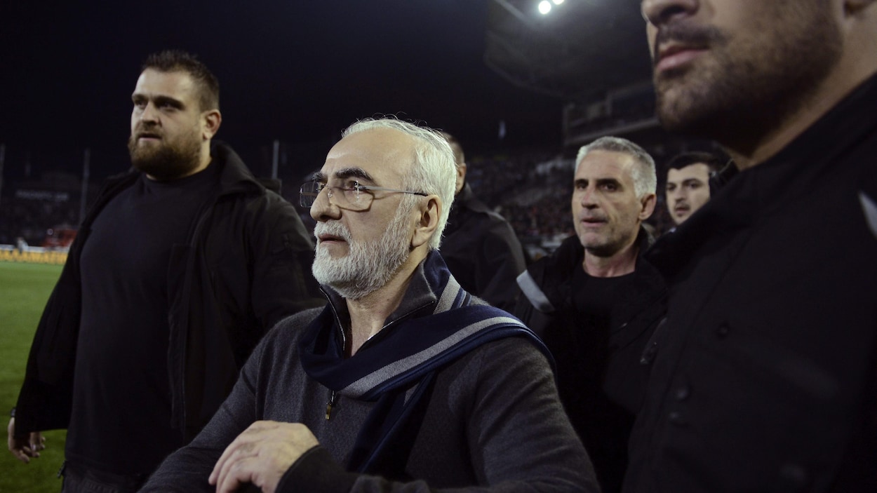 Ivan Savvidis escorté hors du terrain. Ivan Savvidis escorté hors du terrain.