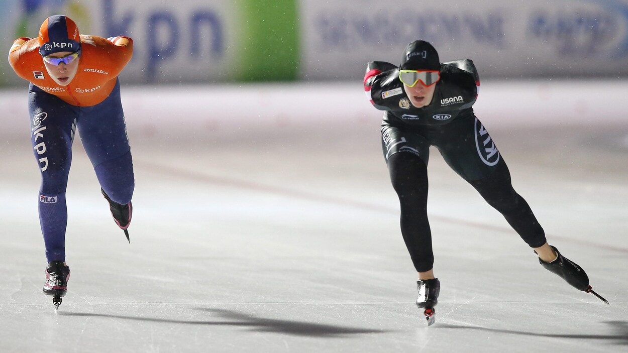 Antoinette de Jong et Ivanie Blondin en compétition au 3000 m des mondiaux toutes distances, à Amsterdam Antoinette de Jong et Ivanie Blondin en compétition au 3000 m des mondiaux toutes distances, à Amsterdam
