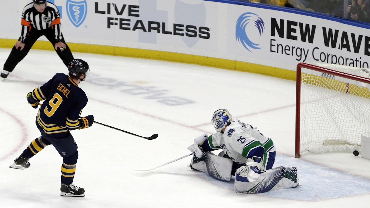 Jack Eichel a déjoué le gardien des Canucks Jacob Markstrom en fusillade.