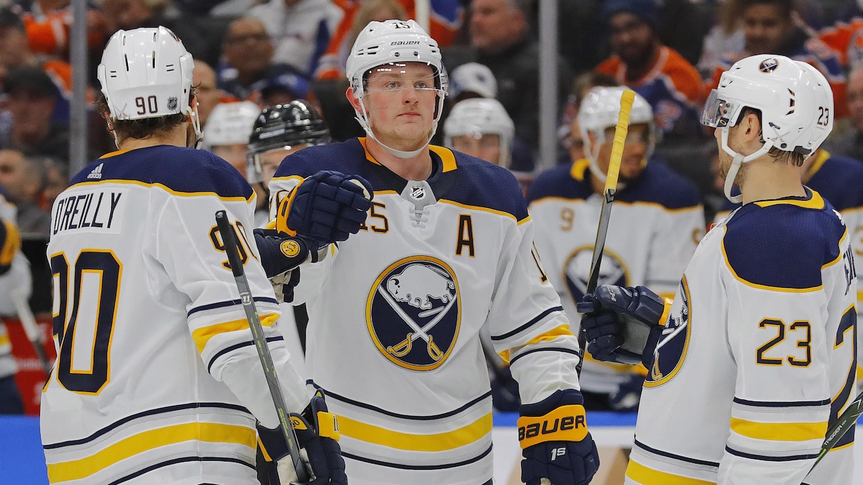 Jack Eichel reçoit les félicitations de ses coéquipiers après avoir marqué en deuxième période, face aux Oilers. Jack Eichel reçoit les félicitations de ses coéquipiers après avoir marqué en deuxième période, face aux Oilers.