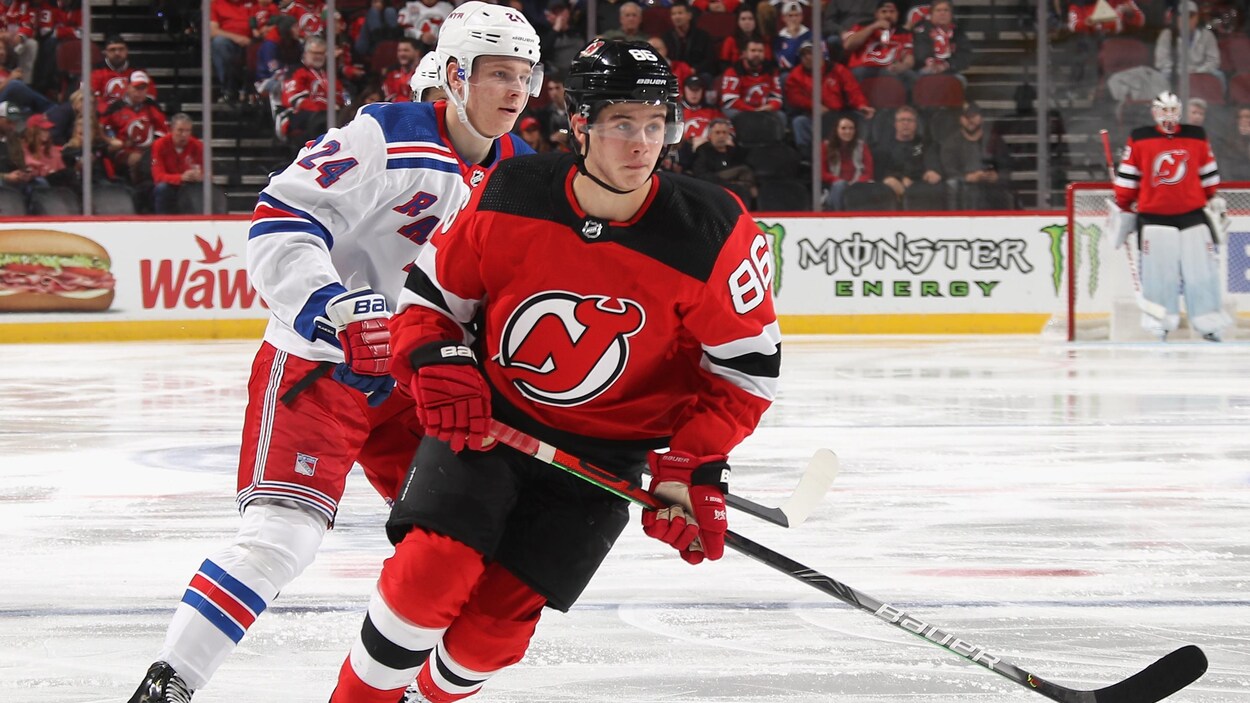 Jack Hughes devant Kaapo Kakko sur la glace