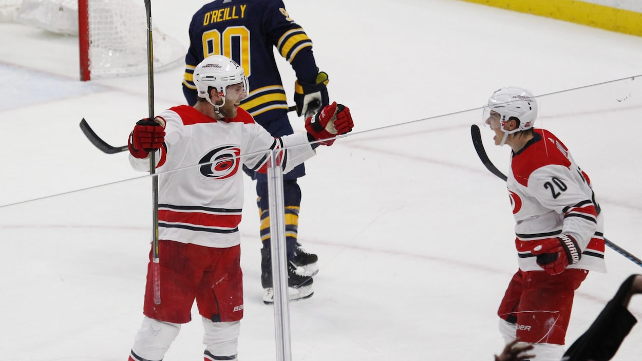 Jacob Slavin et Sebastian Aho des Hurricanes se réjouissent du but de Slavin en prolongation Jacob Slavin et Sebastian Aho des Hurricanes se réjouissent du but de Slavin en prolongation